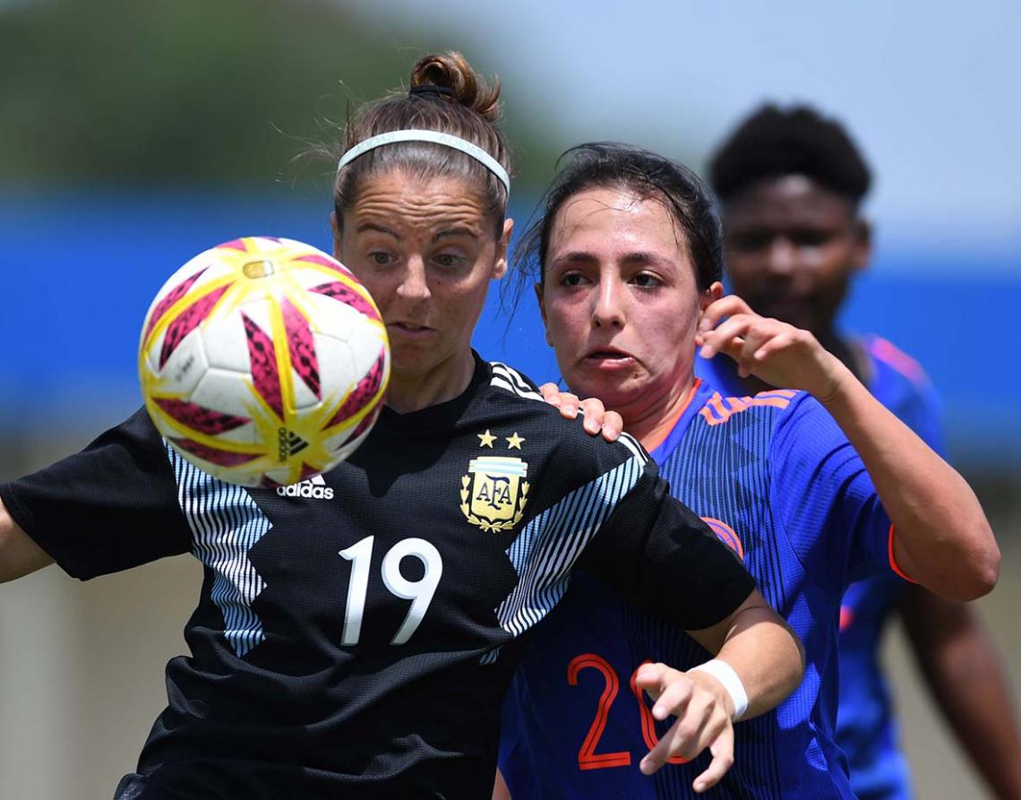 Imagen Larroquette se impone ante la marca de Sara Martínez, autora del segundo gol colombiano.