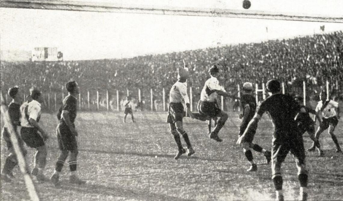 En los últimos minutos, independiente cedió varios corners, a uno de los cuales pertenece esta escena, en la que se ve a Bello alejar la pelota con el puño cuando Santamaría saltaba para cabecear. Nótese la excelente colocación de la defensa visitante.