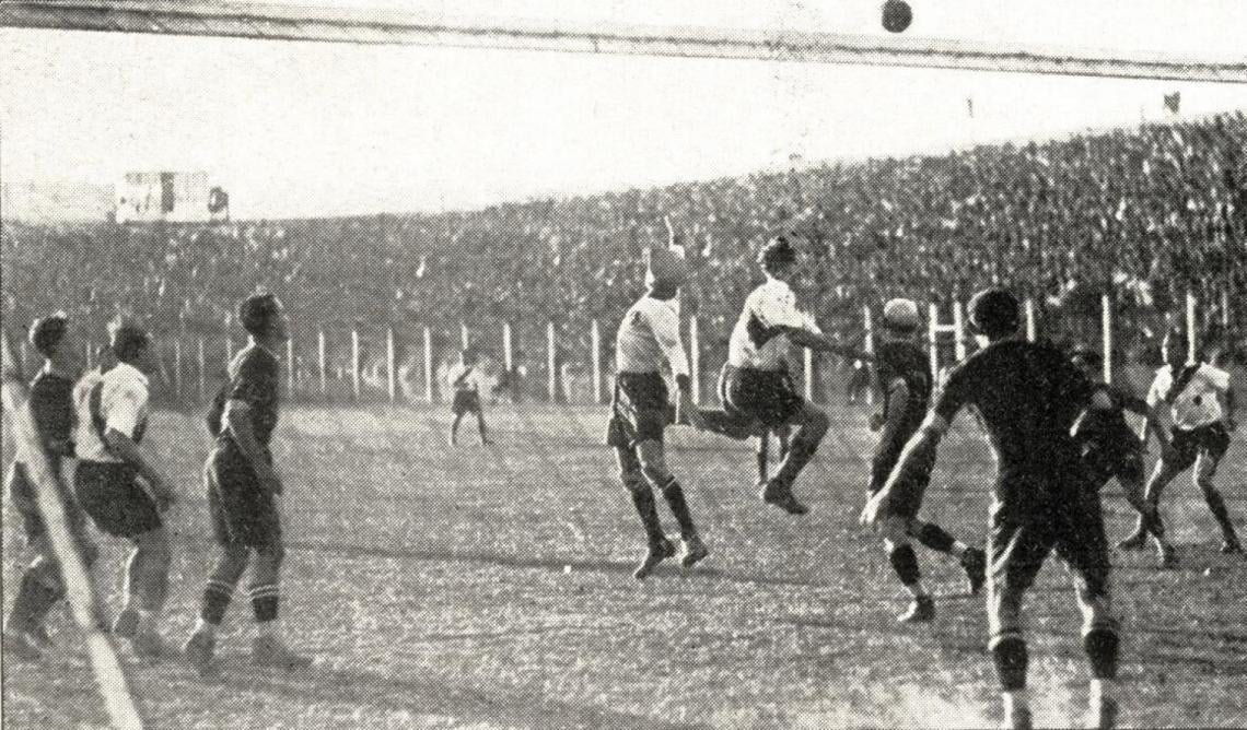 Imagen En los últimos minutos, independiente cedió varios corners, a uno de los cuales pertenece esta escena, en la que se ve a Bello alejar la pelota con el puño cuando Santamaría saltaba para cabecear. Nótese la excelente colocación de la defensa visitante.