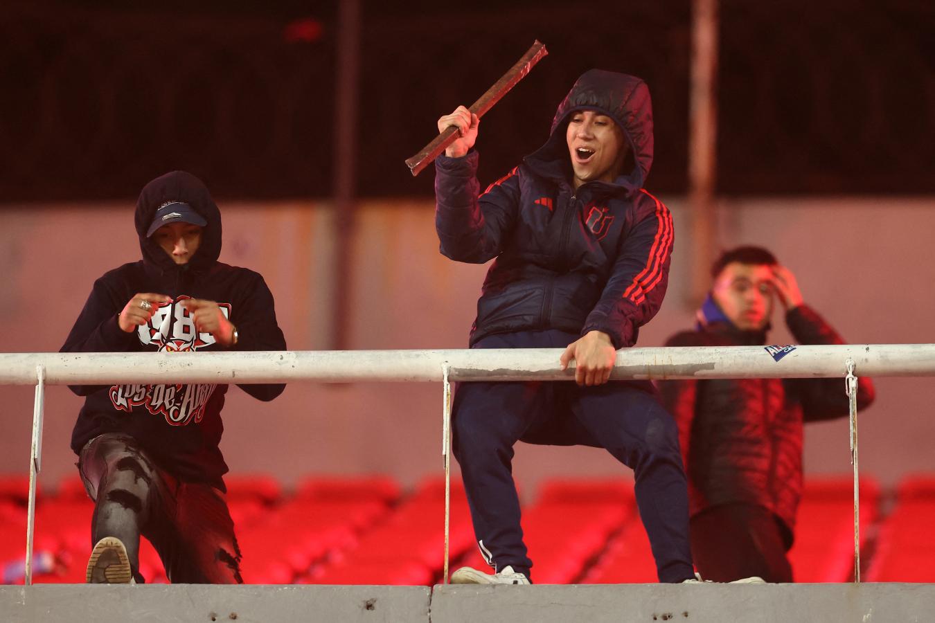 Imagen Los hinchas de la U comenzaron los desmanes y después fueron golpeados por la barra de Independiente. AFP.