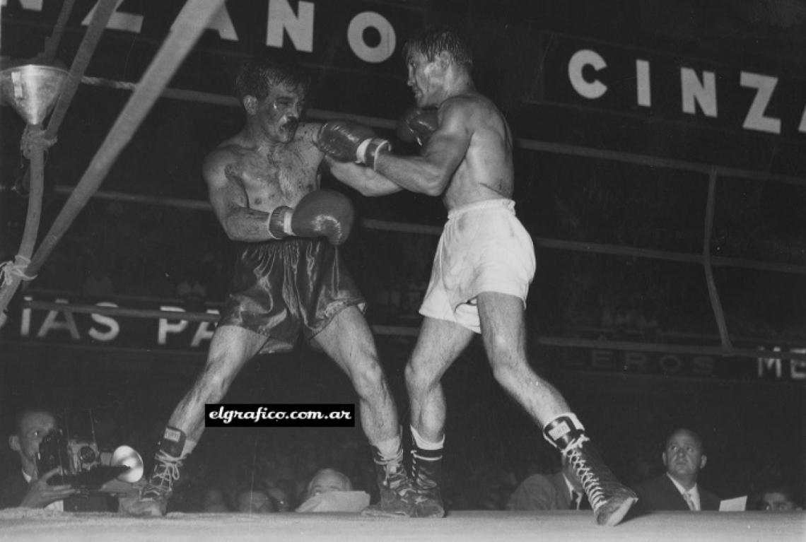 Imagen Pascual Pérez vence por KO a Oscar Suárez en Montevideo el 30 junio 1956.