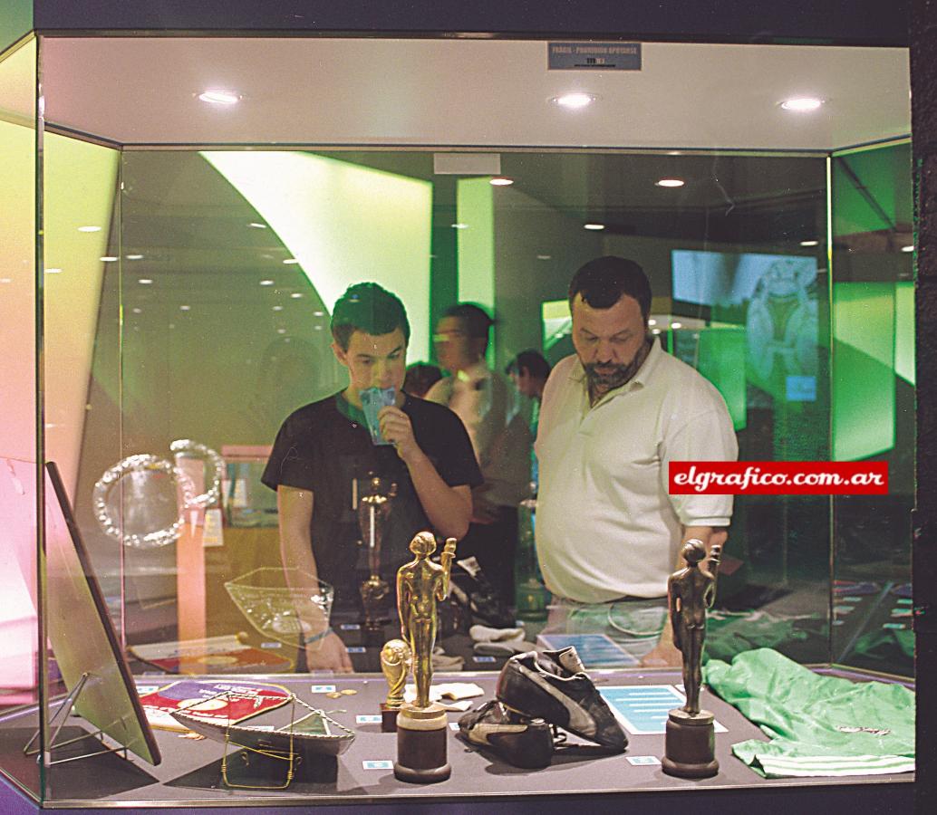 Imagen En el museo, padres e hijos recorren las vitrinas a pura emoción. La admiración se transmite de generación en generación.