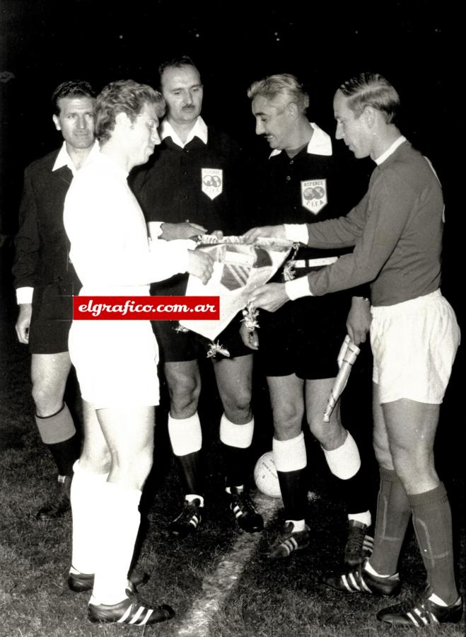 El capitán en su día más glorioso. Malbernat intercambia banderines con Bobby Charlton en Old Trafford. Se disputaba el 16 de octubre de 1968 el partido de vuelta entre Manchester United y Estudiantes. El resultado final sería 1 a 1. Estudiantes campeón del mundo.