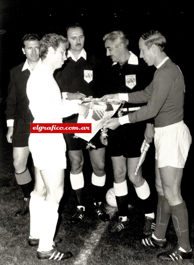 Imagen El capitán en su día más glorioso. Malbernat intercambia banderines con Bobby Charlton en Old Trafford. Se disputaba el 16 de octubre de 1968 el partido de vuelta entre Manchester United y Estudiantes. El resultado final sería 1 a 1. Estudiantes campeón del mundo.