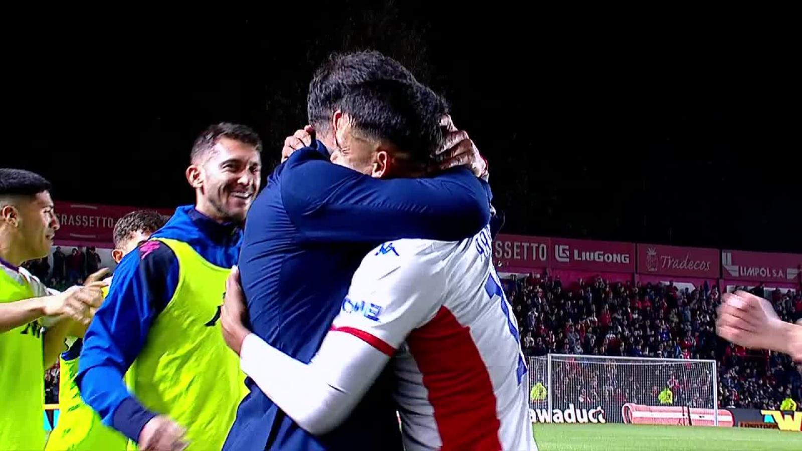 Imagen El abrazo entre Armoa y su DT Seba Domínguez