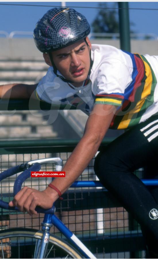 A los 7 años comenzó a pedalear y en 1985 debutó en el circuito de Lomas de Zamora.