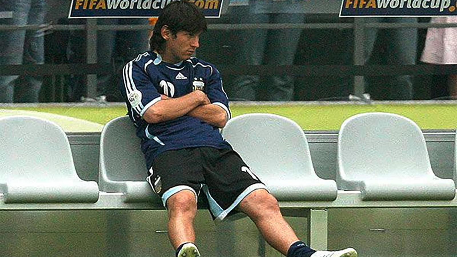 Imagen La imagen de Messi sin ingresar contra Alemania en 2006, cuando era DT Pekerman.