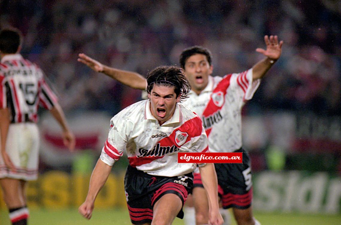Imagen Se ganó el cariño de los hinchas riverplatenses por goles como este en la final de la Supercopa 1997, la cual levantó el conjunto dirigido por Ramón Díaz.