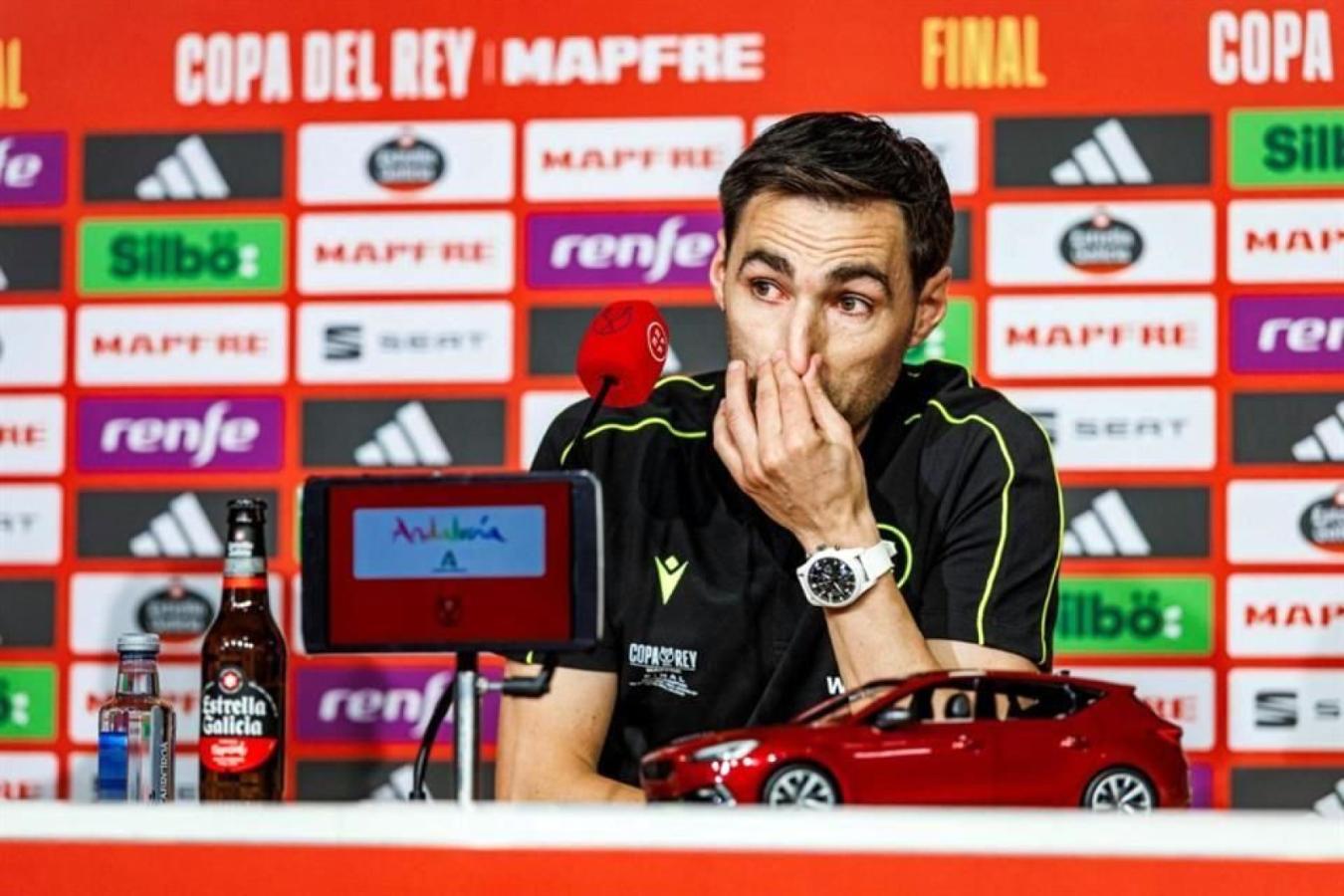 Imagen Ricardo De Burgos Bengoetxea no logró contener la emoción.