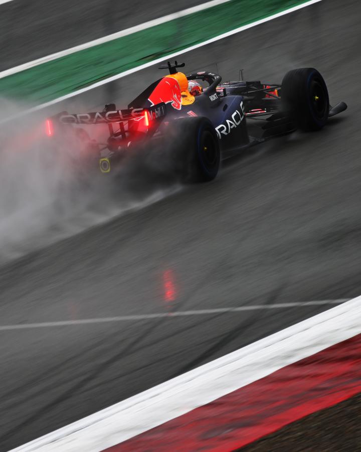 Imagen Verstappen giró bajo la lluvia en Montmeló.