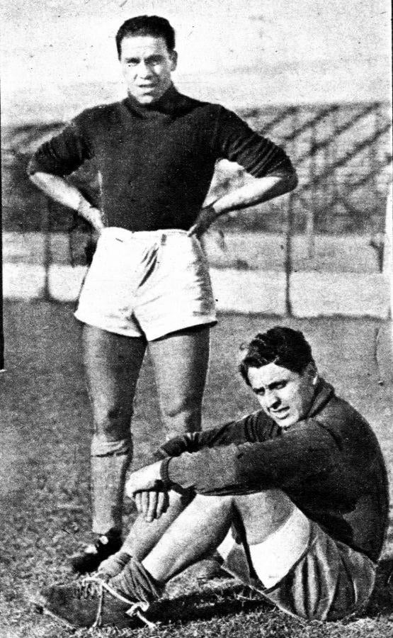 "Le decía yo a mi madre cuando ella me reprochaba mis andanzas por los potreros. "¿Por qué no dejan que se cumpla mi destino?". Y el destino se cumplió: yo me fotografiaba al poco tiempo al lado de Alberto Cuello, en River.”