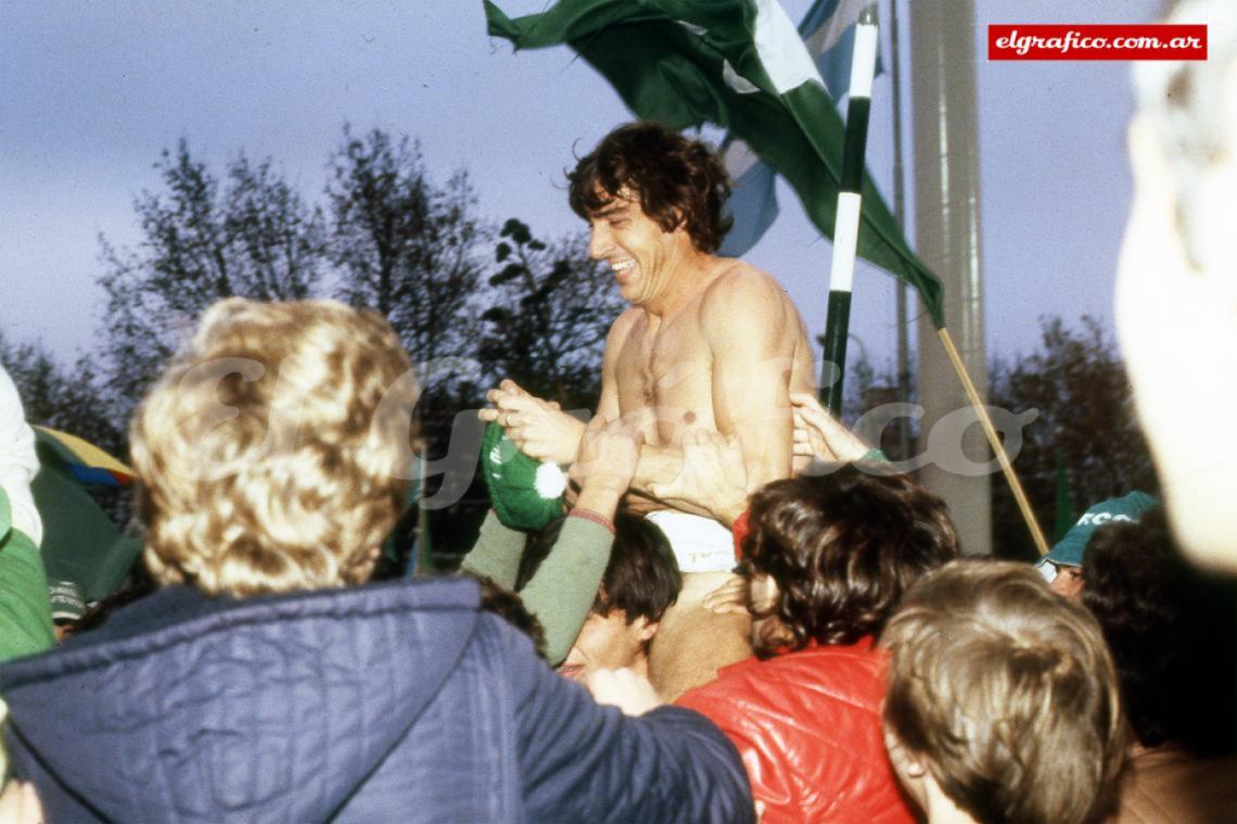 Imagen El símbolo y estandarte de Ferro campeón, Gerónimo “Cacho” Saccardi, es llevado en andas por sus hinchas en la ansiada vuelta olímpica.