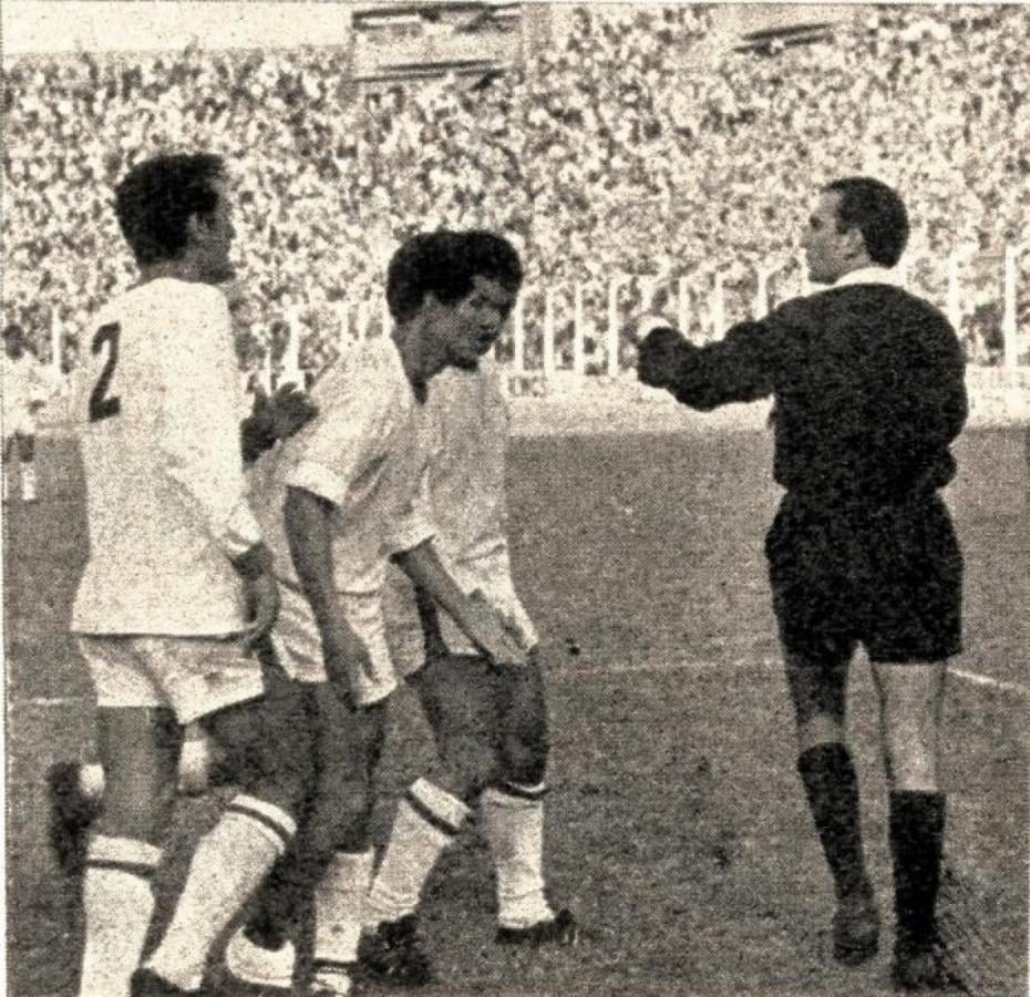 Imagen Reclama todo Huracán. Fue penal, sin duda. Un gran arbitraje se va al suelo.