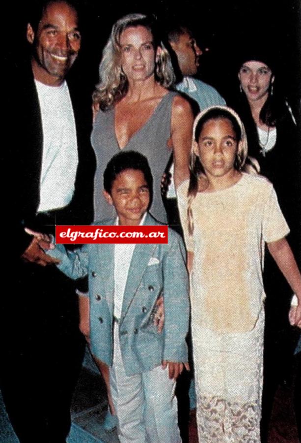 Imagen La familia destruida. Con la víctima, Nicole Brown, su ex esposa, y los hijos de ambos: Sydney y Justin. Aquí eran tiempos de alegría.