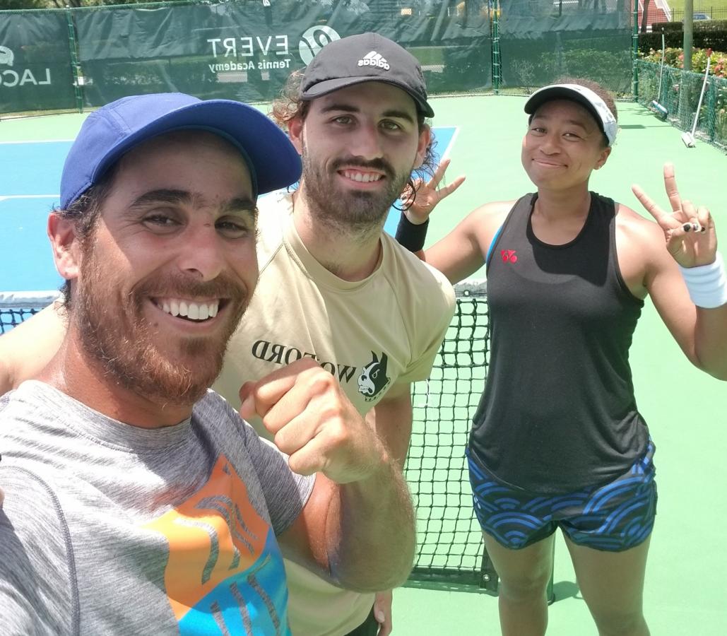 Imagen Gastón Briano, junto con Mari Osaka, hermana de Naomi, en la Academia de Chris Evert.