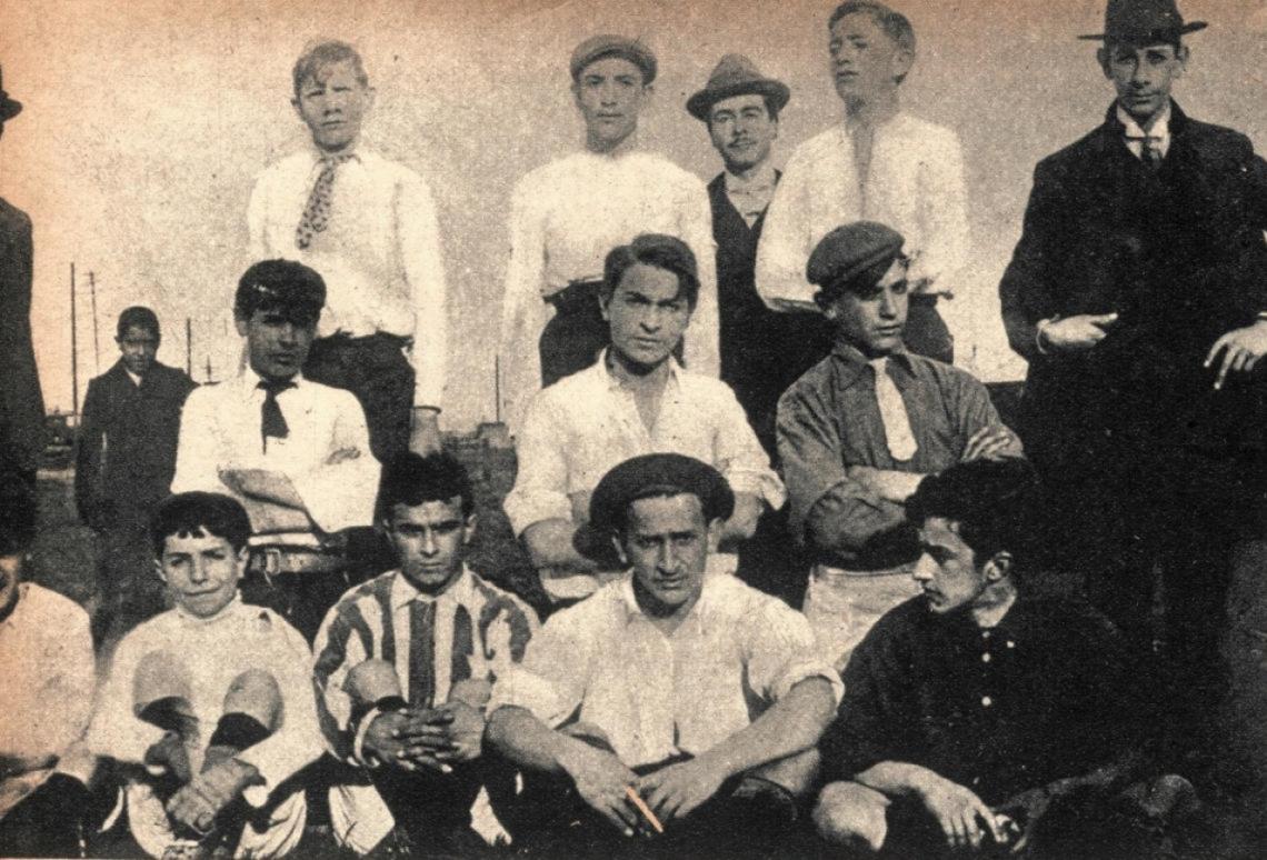 Imagen Team de 1906 en el que "algunos" lucen los colores del club: camisa blanca con bolsillo azul. Forman el grupo: Fernando Aizpuru, J. Ronald, F. Moreno, Severo Rodríguez, Andrés Ferrier, N. Fernández (referee), Luis Lage, Marcelo Degiorgi, A. Martín, Julio F. Mantecón. J. Quaglino, N. Altieri, Rosendo Degiorgi y Alberto Arregui.