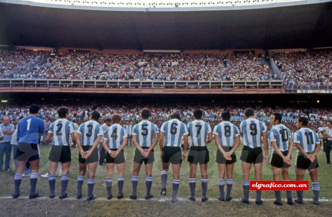 Imagen La Selección de espaldas a los resultados. La única coronación internacional, de envergadura, que había tenido Argentina hasta 1971 fue la Copa de las Naciones en Brasil 1964.