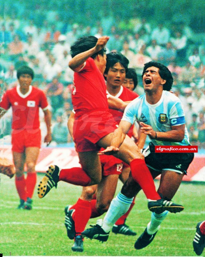 Imagen Maradona sufrió ante Corea 11 fouls el 70% de los cometidos contra el Seleccionado.