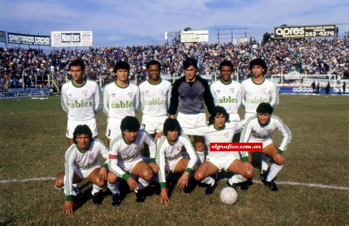Imagen El equipo que empató 0-0 con Quilmes el sábado. Arriba, desde la izquierda: Barrios, Cáceres, Daniel Rodríguez, Medran, Elio Rodríguez, Martínez. Abajo: Urbina, Cañete, Basualdo, Attadía, Oddine. Un gran campeón, que ganó con holgura, en base a equilibrio, solidez y temperamento.