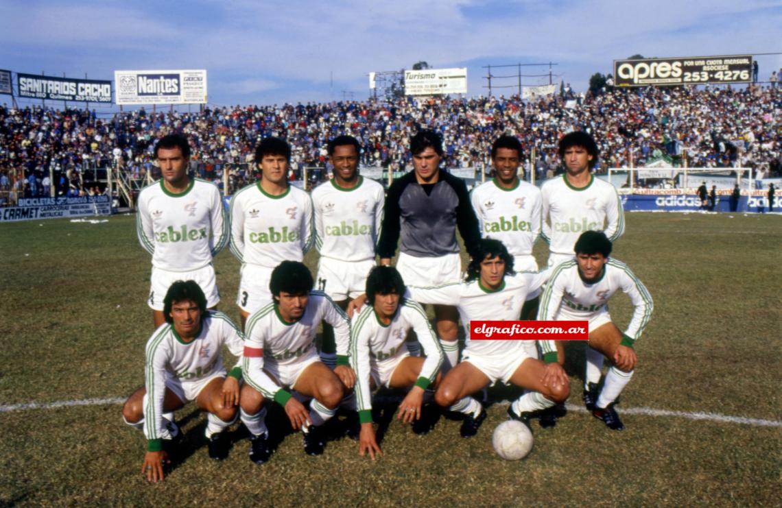 Imagen El equipo que empató 0-0 con Quilmes el sábado. Arriba, desde la izquierda: Barrios, Cáceres, Daniel Rodríguez, Medran, Elio Rodríguez, Martínez. Abajo: Urbina, Cañete, Basualdo, Attadía, Oddine. Un gran campeón, que ganó con holgura, en base a equilibrio, solidez y temperamento. 