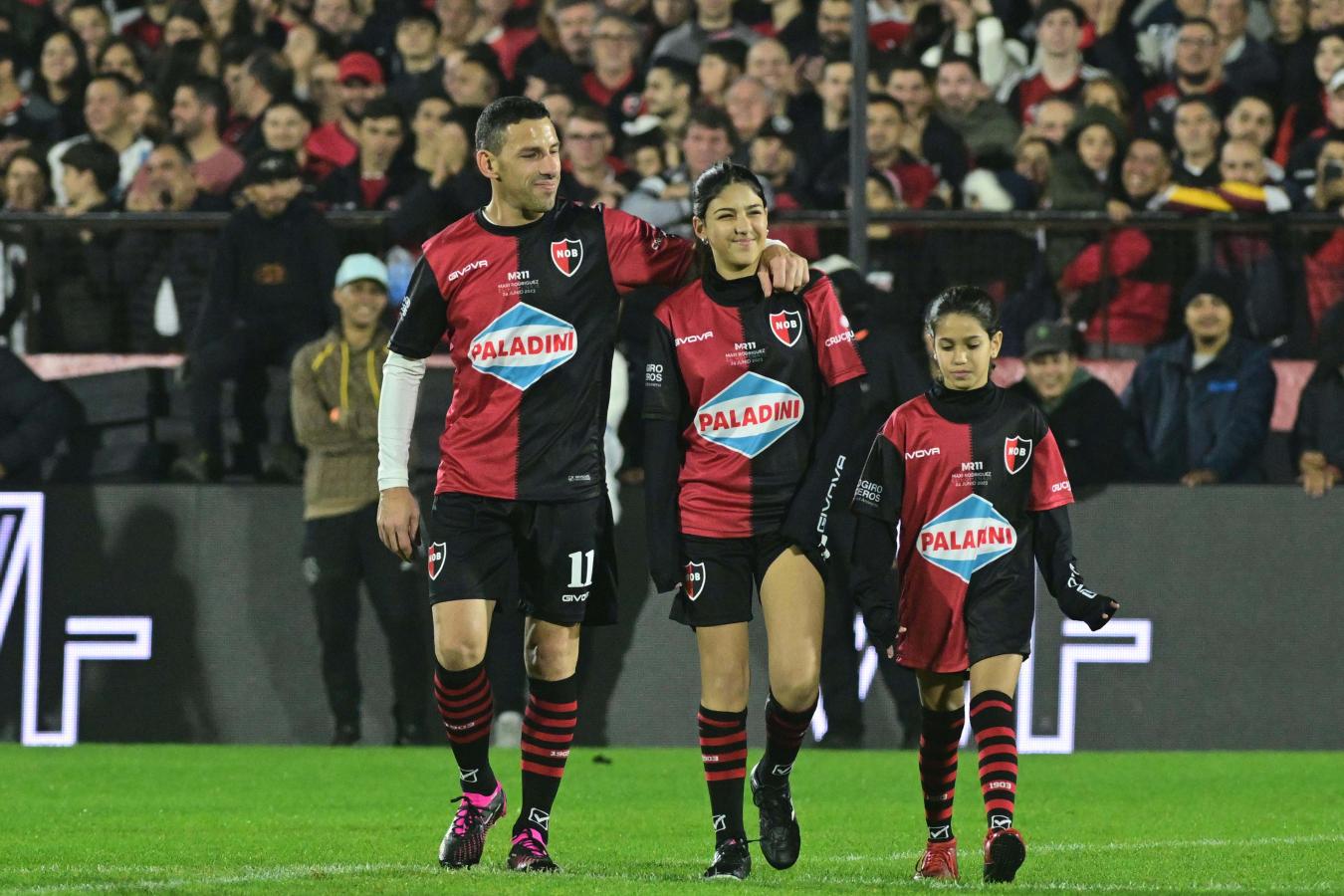 Imagen Maxi Rodríguez y sus hijas en uno de los momentos más emotivos. Foto: Telam