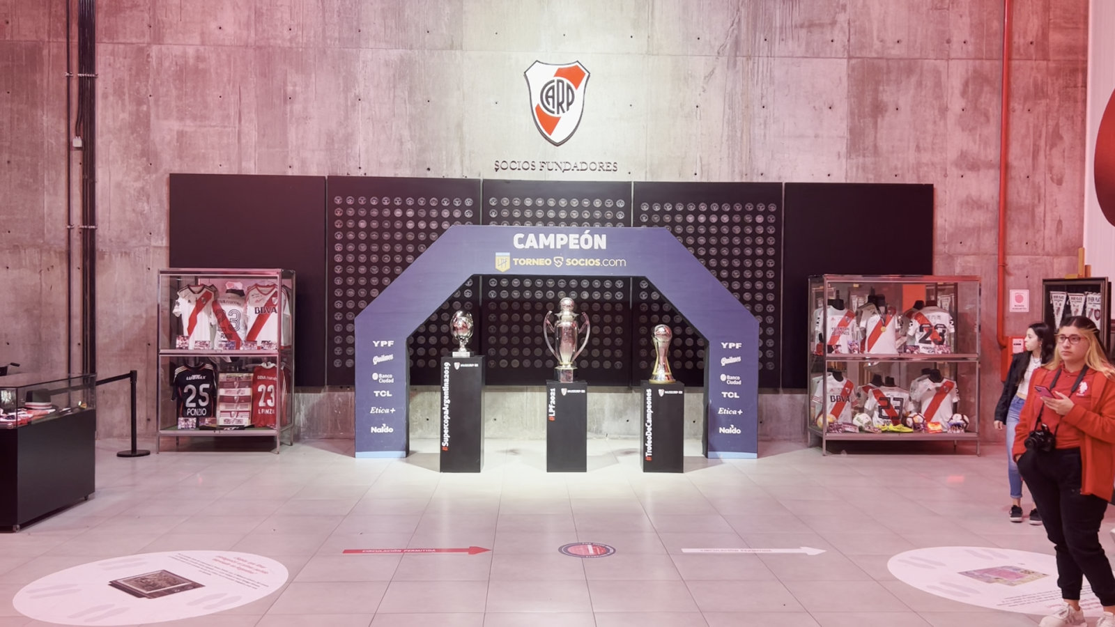 Imagen El hall central del Museo de River, con los títulos obtenidos en 2021 y piezas para la ocasión en homenaje a Leonardo Ponzio. En el fondo, el panel con las monedas que reconocen a los socios fundadores