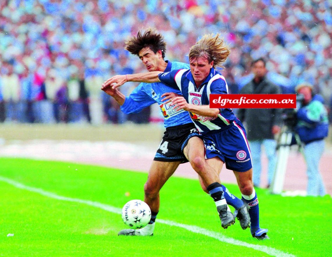 Imagen Horacio Humoller pasa al ataque, perseguido por el uruguayo Josemir Lujambio. Se jugó fuerte y con nobleza.