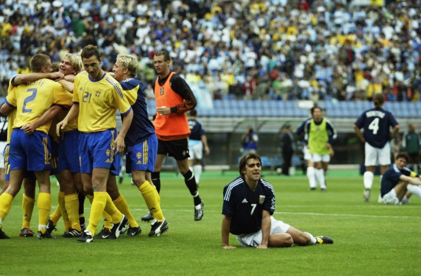 Imagen La alegría de Zlatan, el dolor de Piojo López. Suecia eliminó a Argentina en el Mundial 2002. 
