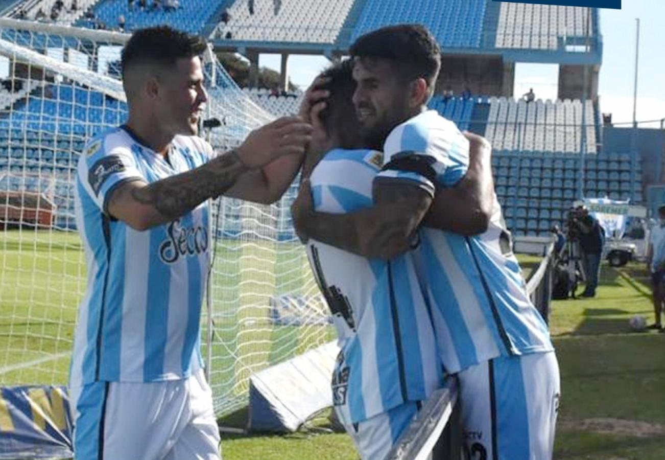 Javier Toledo recibe el abrazo de sus compañeros tras marcar uno de sus dos tantos. El 9 fue gran figura en el Decano. Foto: @ATOficial