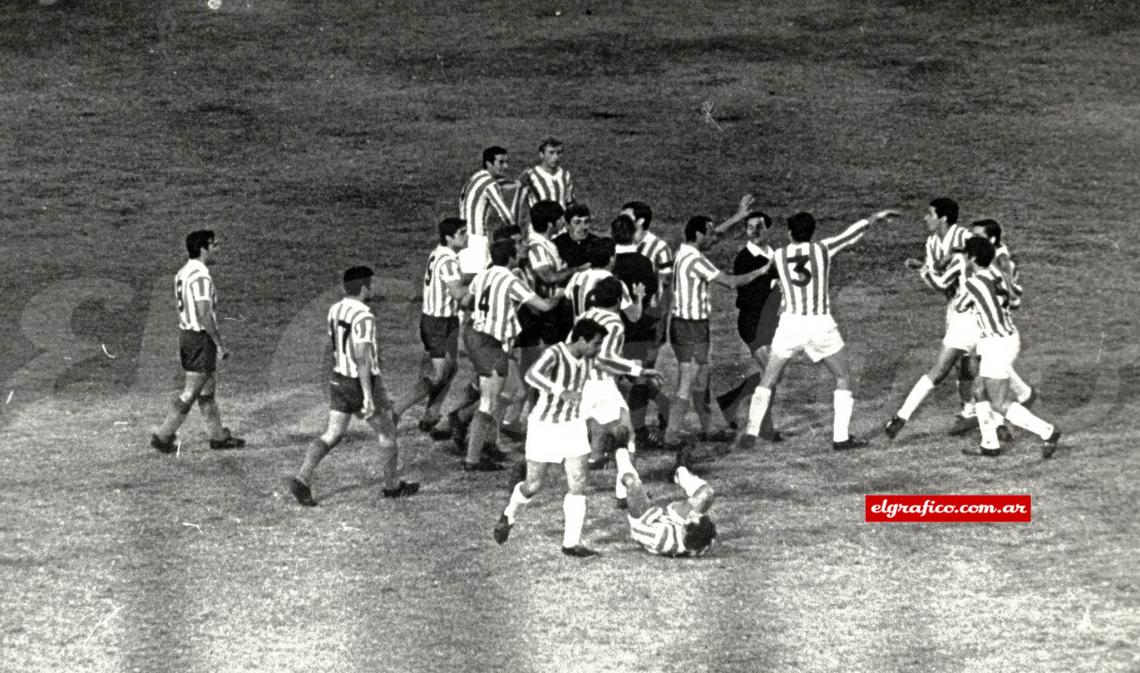 Un jugador del Pincha en el piso, en el campo una gresca descomunal. Todo menos futbol.Estudiantes 3 - 0 Racing. Segundo partido Semifinal Copa Libertadores 1968.