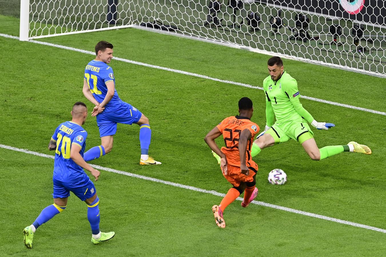 Imagen Georgiy Bushchan le tapa el disparo a Dumfries, lateral neerlandés. El arquero ucraniano se lució en el primer tiempo. Foto: @EURO2020