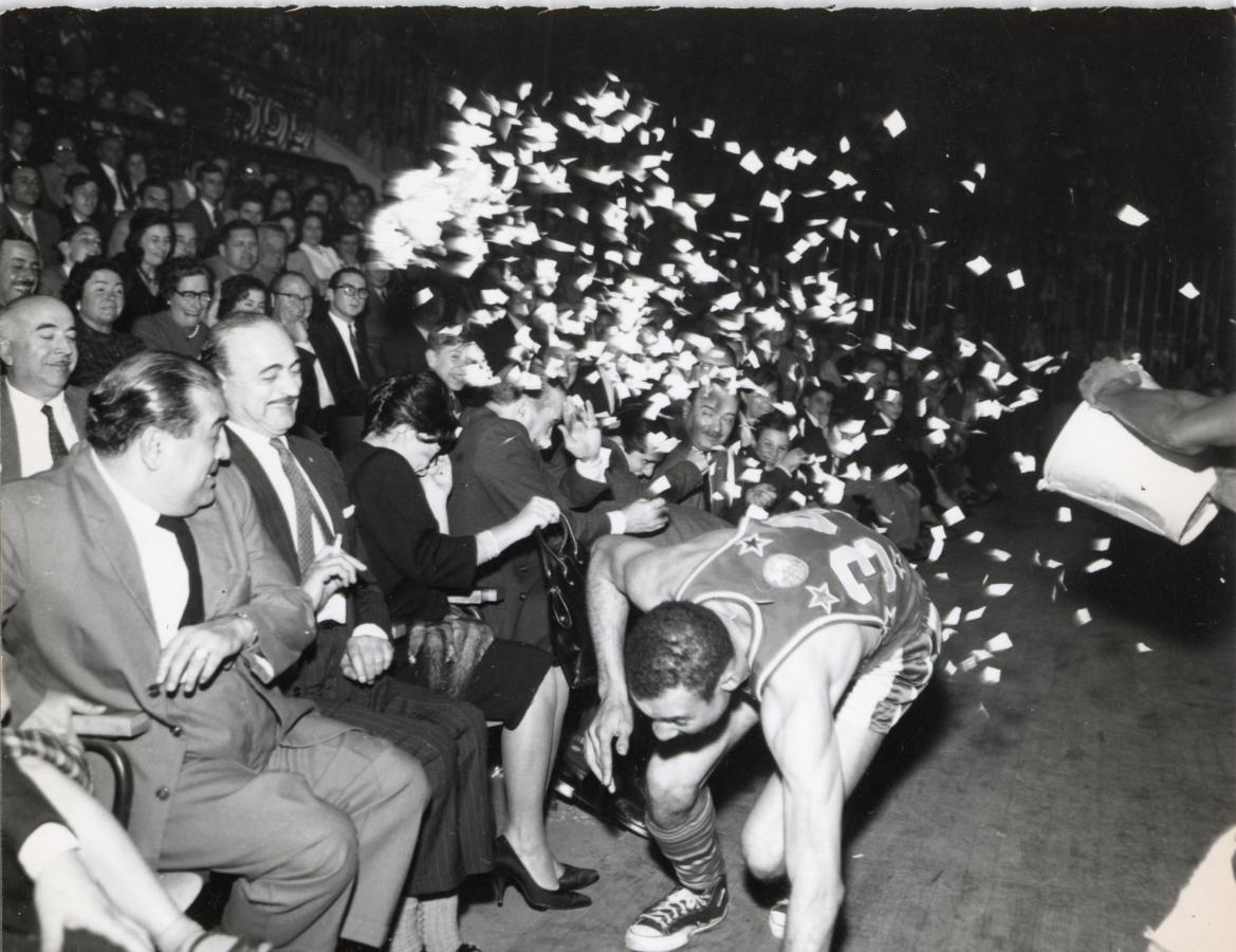 Imagen Unas de las tantas noches en el Luna Park. Archivo El Gráfico.