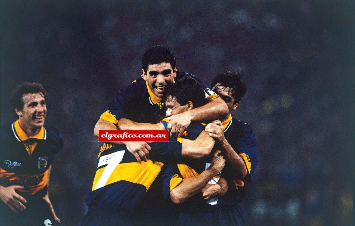 Imagen Gol de vivas, en el debut del Boca de Bilardo. Lo abraza un tal Diego Maradona.