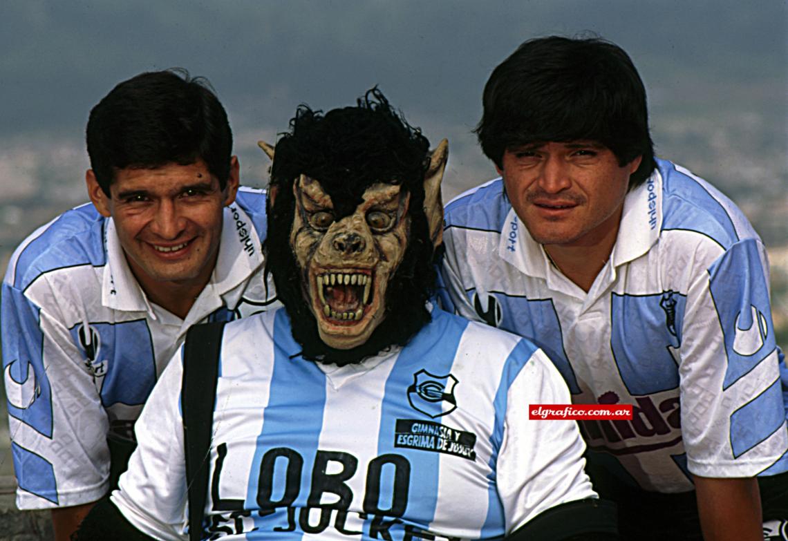 Tres símbolos del club: los hermanos Luis y Mario Lobo, y la mascota del equipo, con la ciudad de fondo.