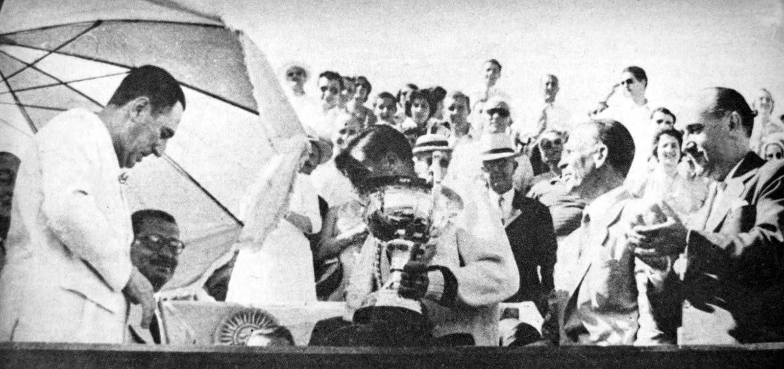 Imagen Perón le entrega el trofeo al histórico Enrique Morea.