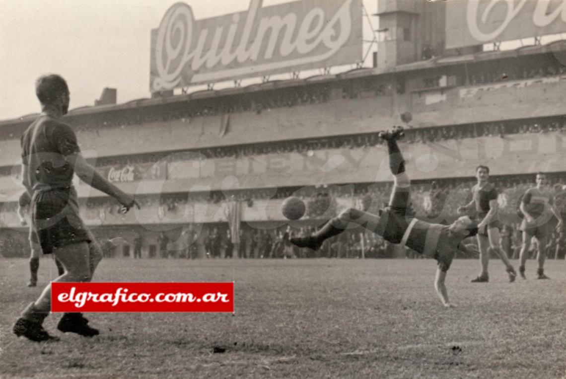 Imagen Apoyándose en el piso, el brasileño Heleno de Freitas ensaya una chilena que dirige la pelota en dirección no deseada. Fue en la derrota de Boca frente a Newell´s 1 a 0 en 1948. Ese año el xeneize, tuvo una campaña para el olvido.
