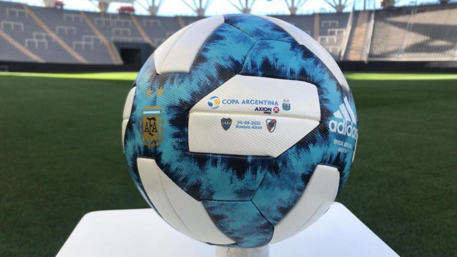La pelota que se usará en el Boca y River de esta tarde.