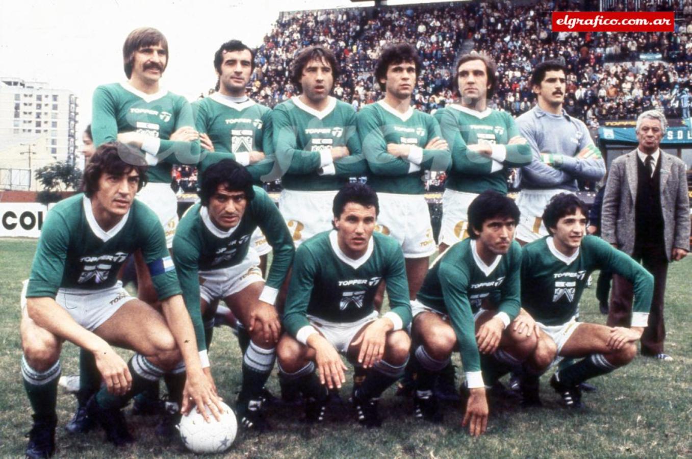 Imagen Ferro campeón del Nacional 82. Arregui es el primero de la izquierda arriba. Archivo El Gráfico.