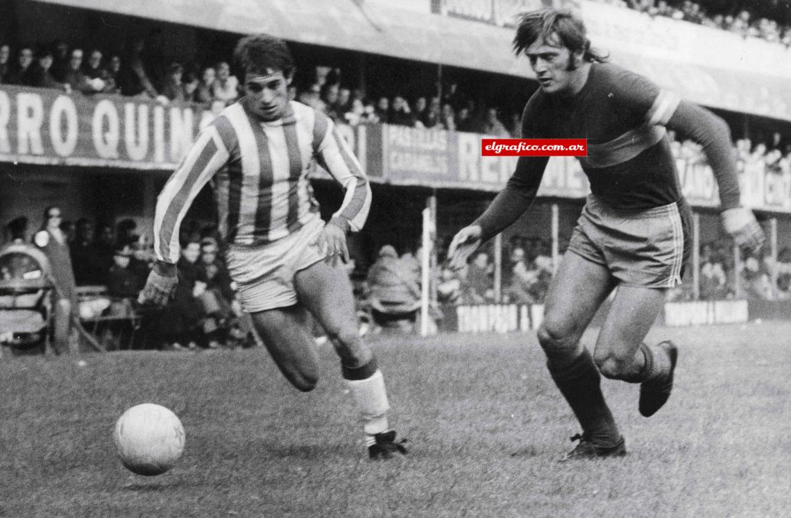 Un joven Pernía va en busca de la pelota, La Bombonera es el escenario, donde tantas batallas dio el Tano.