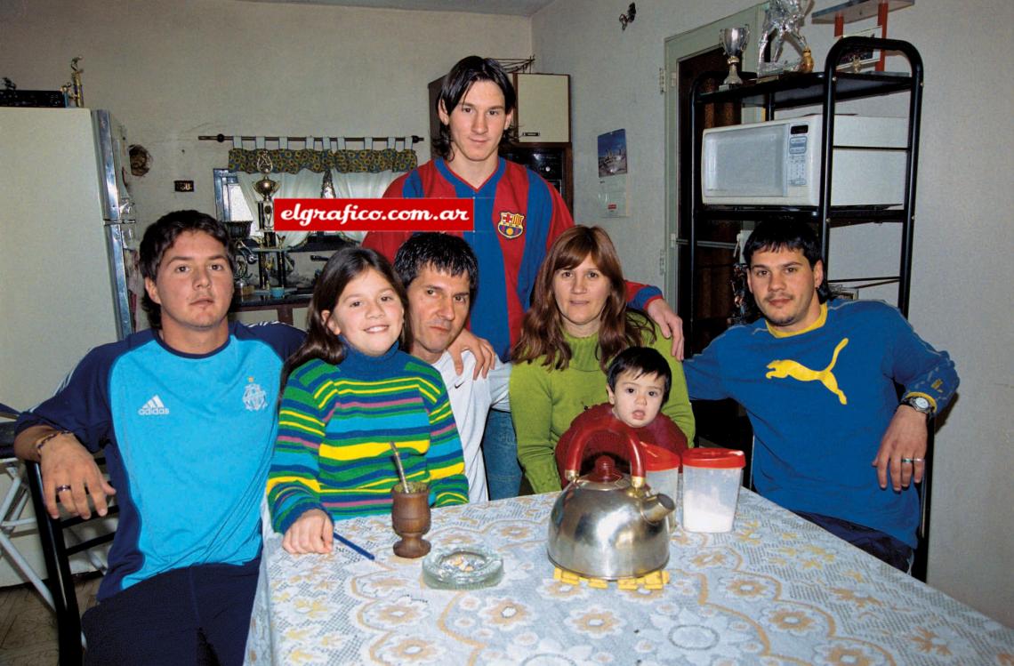 En su casa: papá, mamá, sus dos hermanos, su hermana y un sobrino.