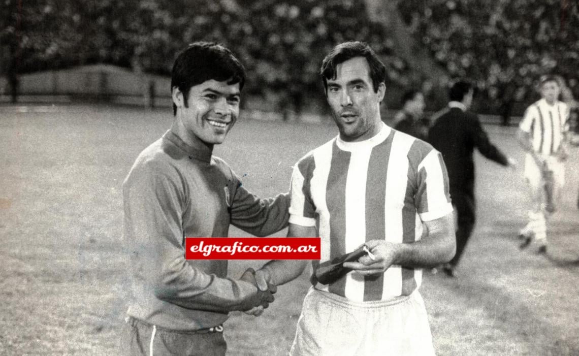 Imagen Seleccionado. La distinción que faltaba para su vitrina de trofeos. Allí está posando con 