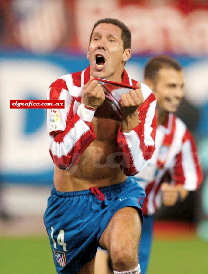 Imagen La entrega del Cholo, un clásico, con la camiseta del Atlético de Madrid, en su segundo ciclo en el club.