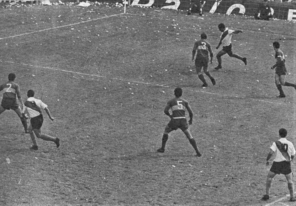 Cubilla culmina su gran maniobra personal (eludió a Orlando en tres oportunidades consecutivas), y cuando Marzolini se apresta a cerrarle el paso, El uruguayo va a desprenderse de la pelota. Artime "olfatea" el gol...