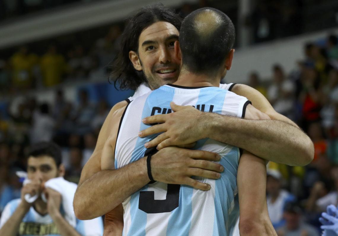 Imagen En los JJOO DE Rio 2016 , abrazado a Ginóbili, el otro gran referente histórico del básquet nacional. 