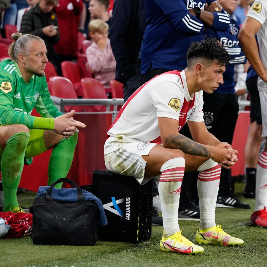 Imagen Lisandro Martínez y toda la frustración tras perder por goleada ante PSV. Foto: @AFCAjax