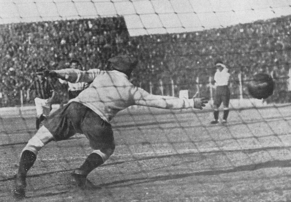 Imagen Apenas iniciado el encuentro, el referee otorgó un hand penal a favor de San Lorenzo, cuyo tiro libre fue convertido por Fossa. La foto ha sorprendido el momento en que es Vencido Bottaso.