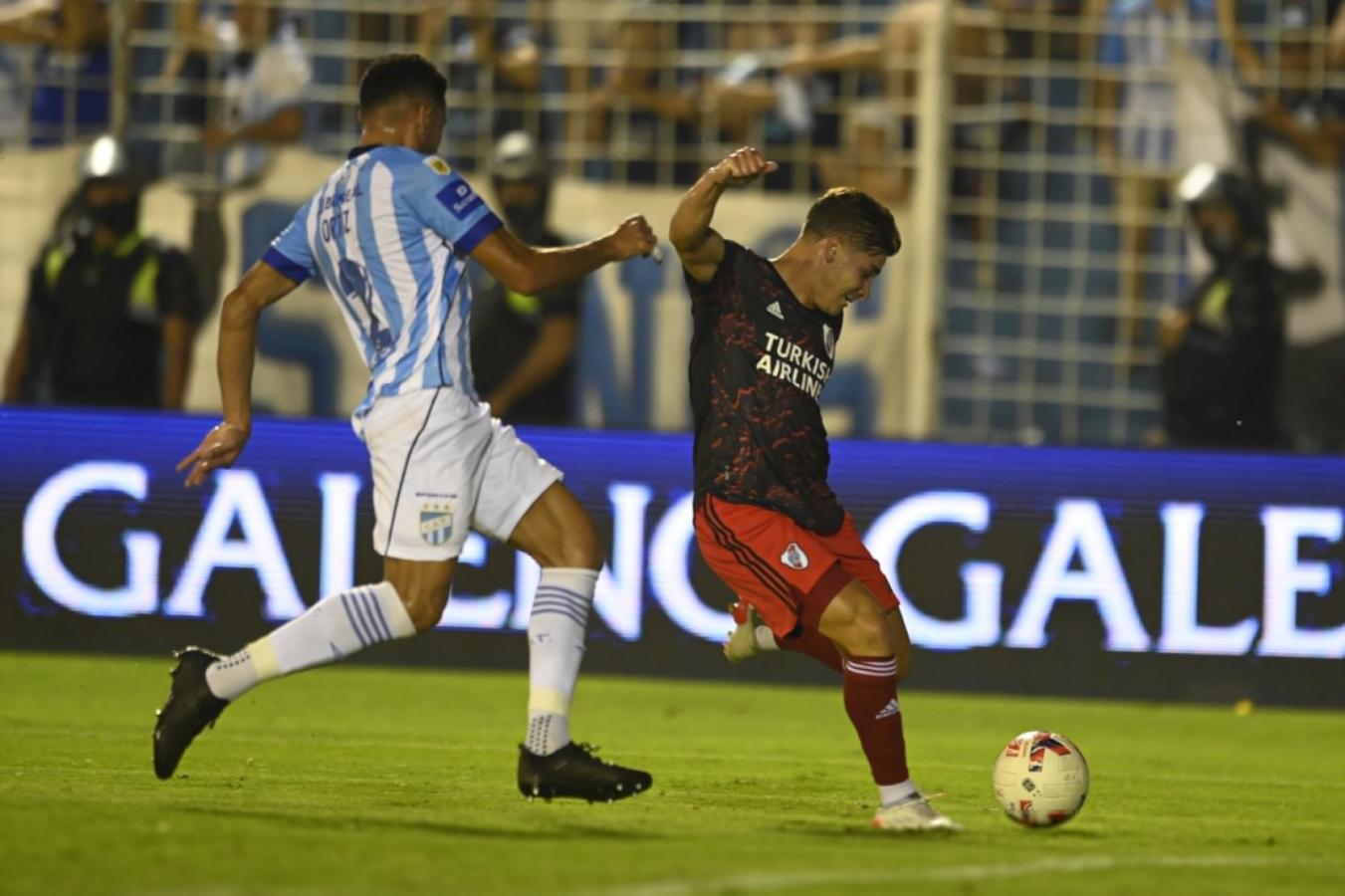 Imagen La brillante definición de zurda de Álvarez para romperle el arco a Lucchetti. Foto: @RiverPlate