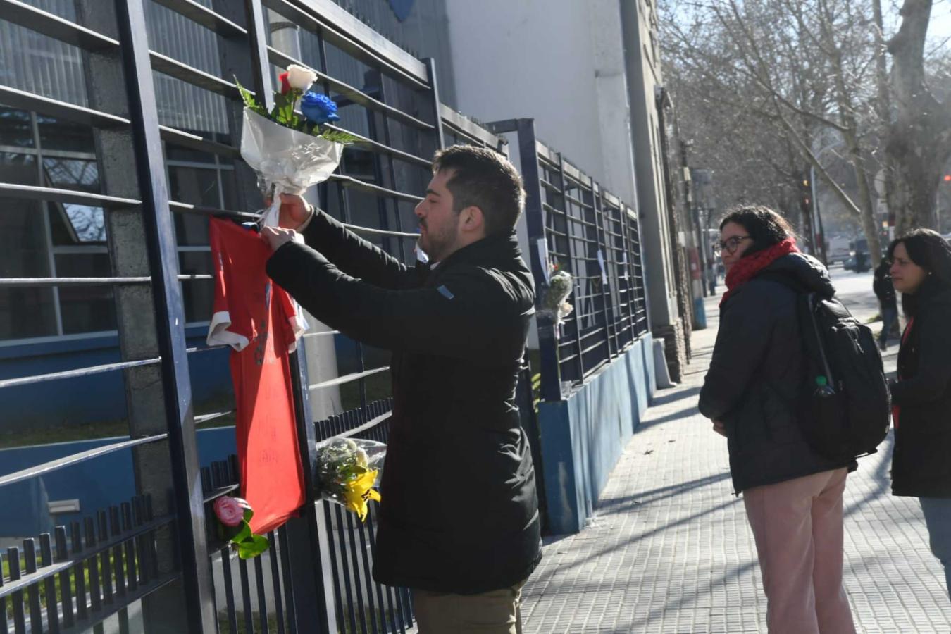 Imagen Los hinchas de Nacional se acercan a la sede del club para dejar ofrendas para Izquierdo.