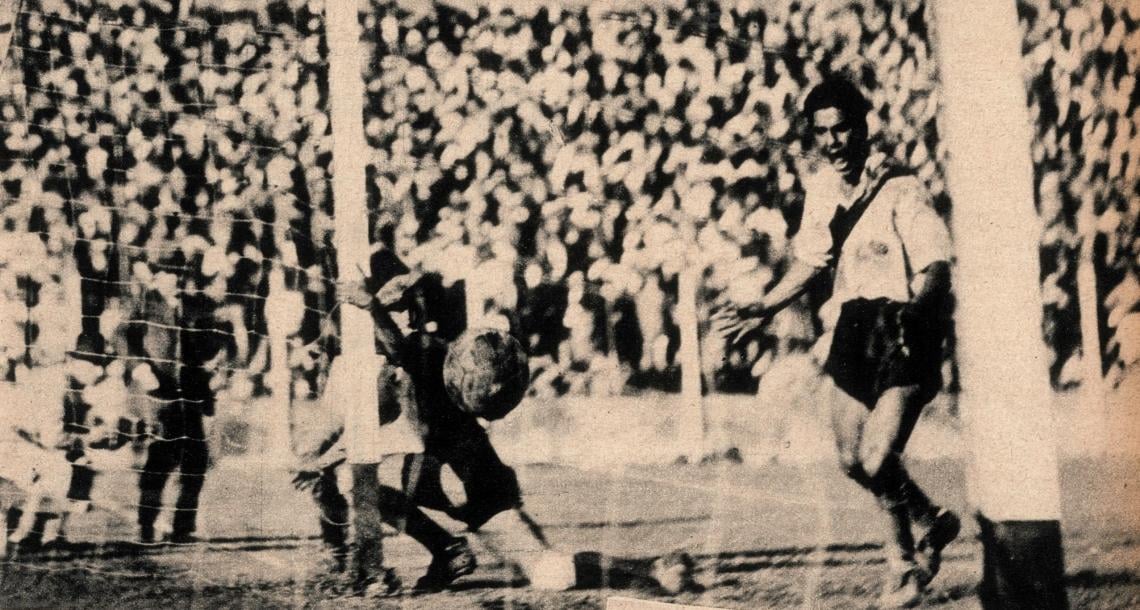 Imagen Un gol señalado sorpresivamente, cuando la mayoría del público supuso que la pelota salía del field, fue el segundo de River: ejecuto Pedernera un tiro libre, pasó la pelota frente al arco y, antes de que saliera, Peucelle consiguió enviarla a la red con un cabezazo.