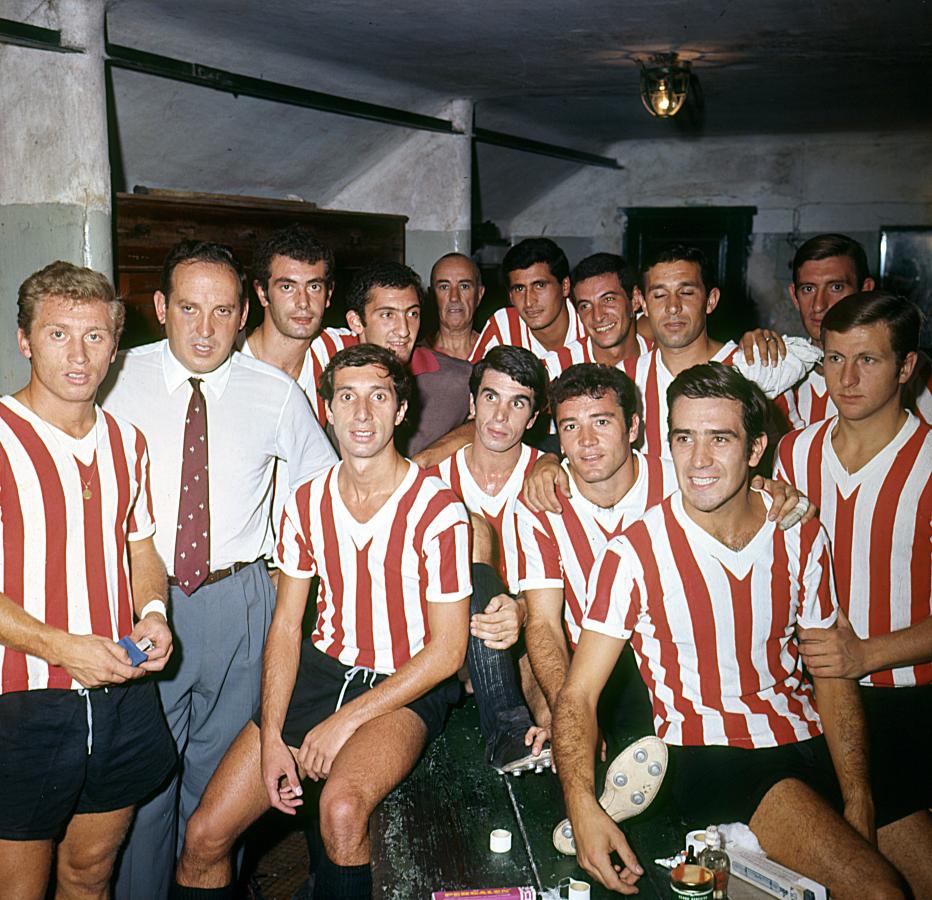 Imagen Todos en el vestuario: Aguirre Suárez, el Bambi Flores, Malbernat, Zubeldía, Bilardo, Jorge Kistenmacher (P.F.), Pachamé, Madero, Verón, Poletti, Manera, Elorgan (masajista), Eduardo Flores y Ribaudo.